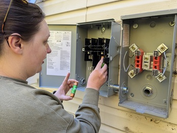 Installing the fuses in the disconnect