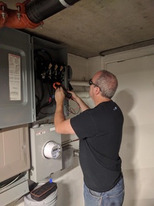Checking the voltage on the AC disconnect
